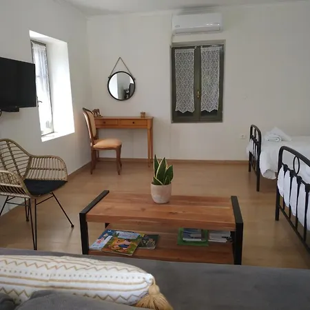 Traditional House Kakopetra בית נופש *